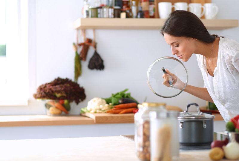 Wanita Masak Sup Ayam Untuk Flu