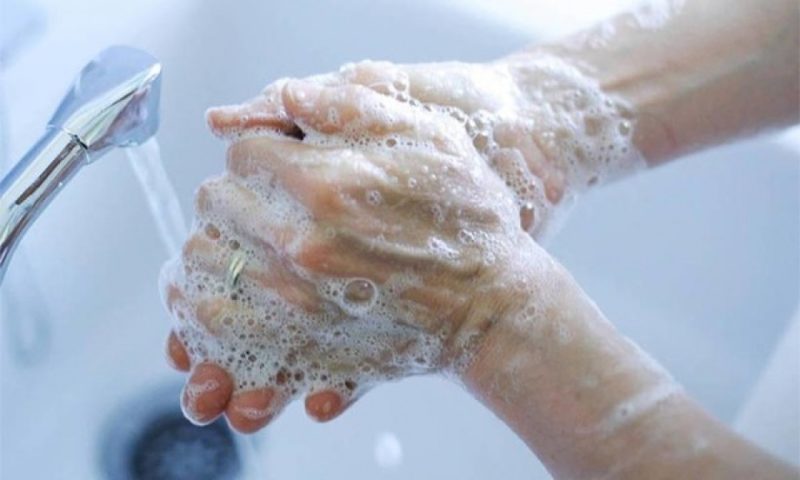 Mencuci tangan dengan air mengalir
