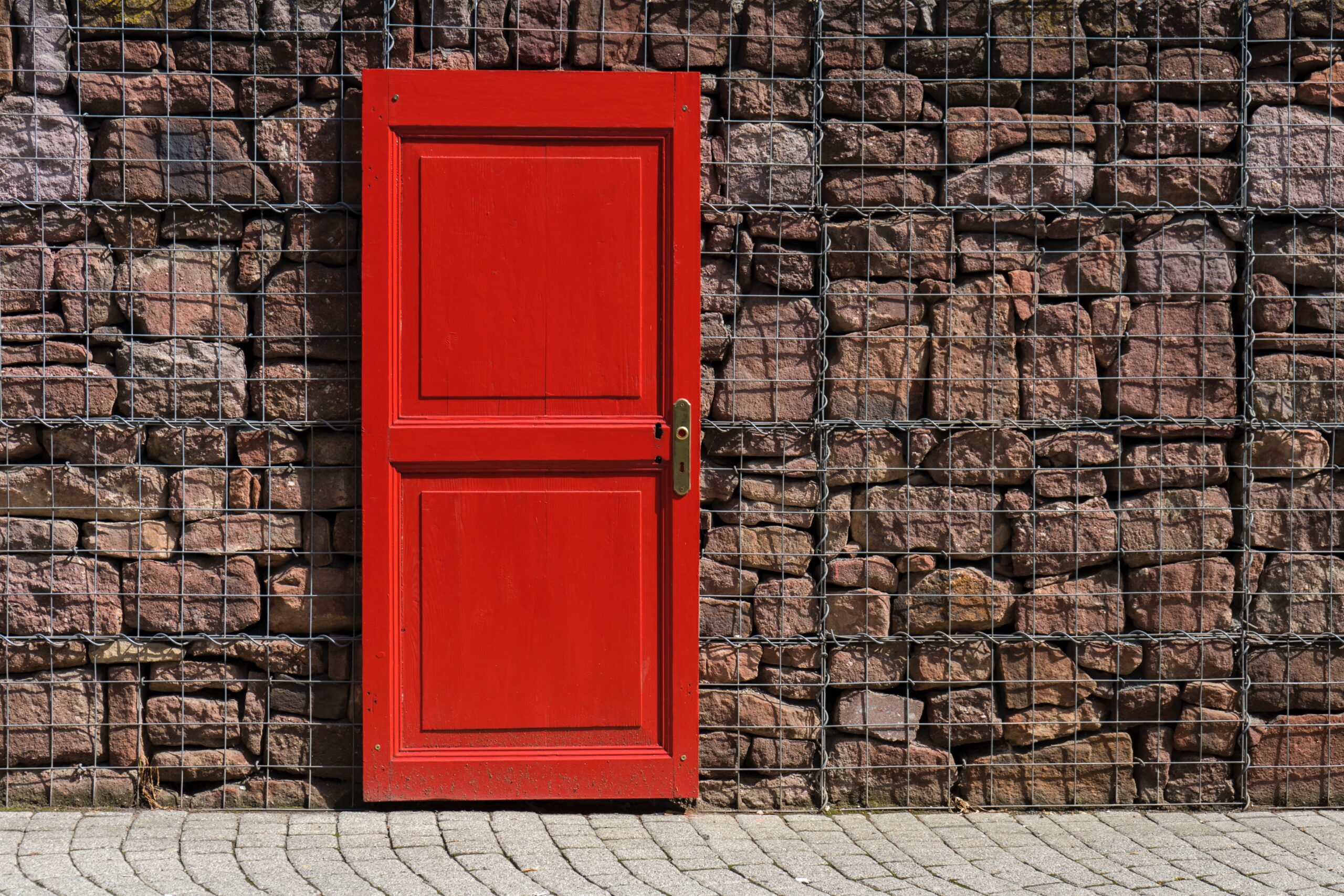 Крас дверь. Красная дверь. Красная деревянная дверь. Красная входная дверь в дом. Деревянные двери входные красные.