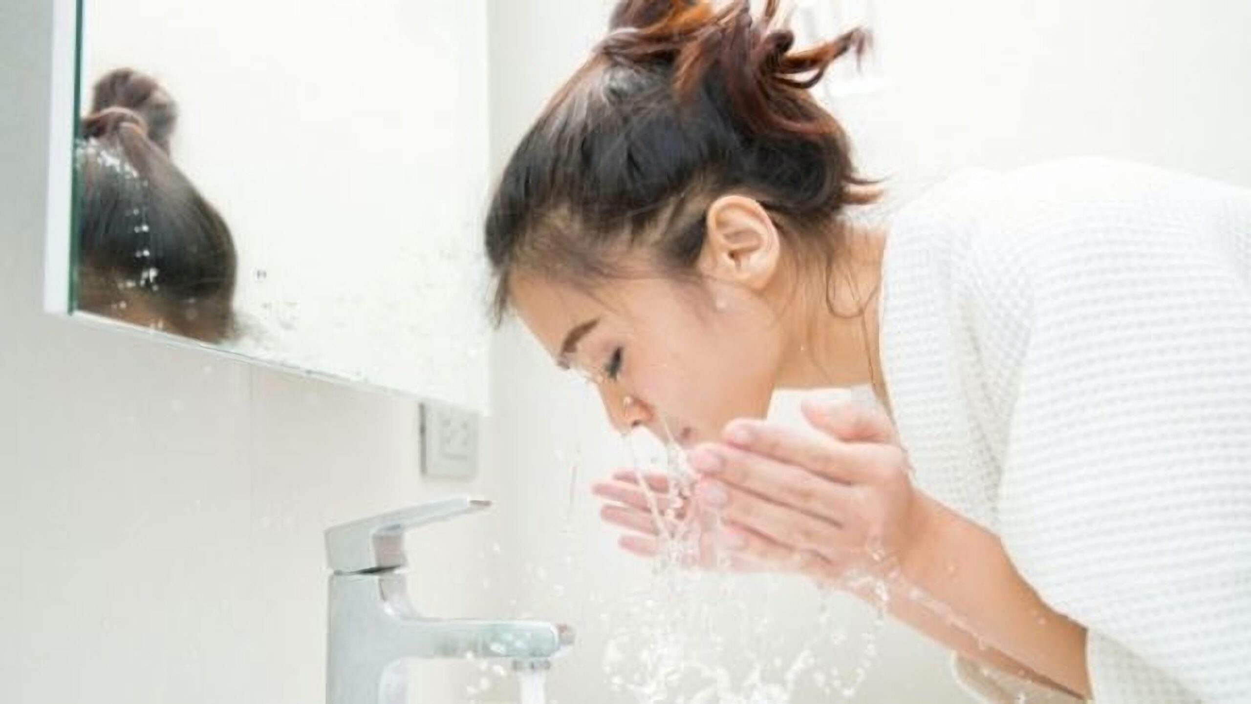 Cukupkah Cuci Muka di Pagi Hari Hanya Dengan Air Saja 