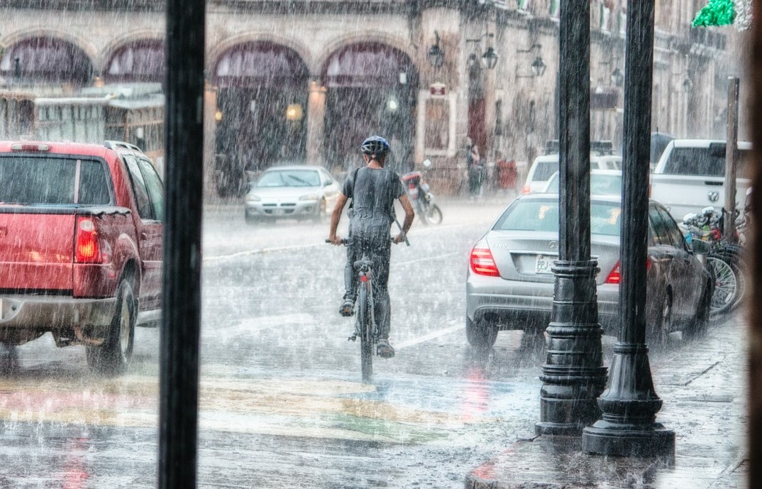 naik sepeda musim hujan